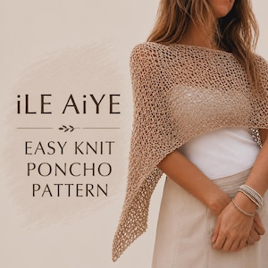 Può includere: Un poncho beige a maglia aperta con una trama larga e testurizzata. Il testo iLE AiYE EASY KNIT PONCHO PATTERN è stampato sul lato sinistro. Il capo è indossato sopra un top bianco e una gonna chiara, caratterizzato da una struttura semplice.