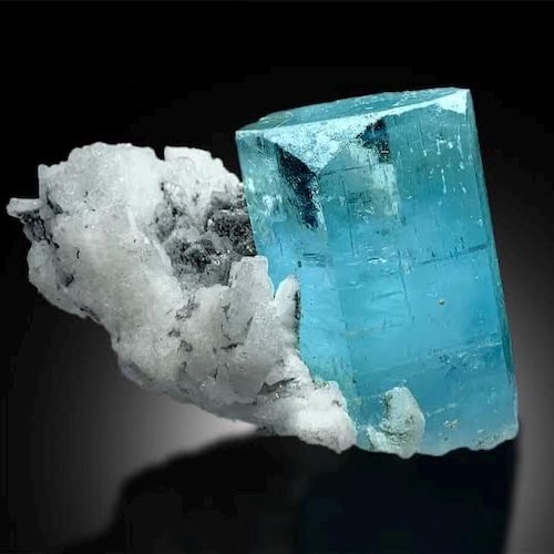 35カラットのエッチングアクアマリンクリスタル：パキスタンの