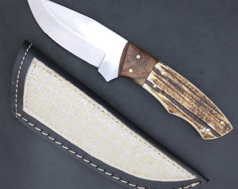 Coltello da caccia artigianale in corno di cervo: coltello da scuoiatura a codolo intero con fodero in cuoio.