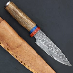 Handgefertigtes Kürschnermesser aus Damaststahl: Dunkles Holzgriff, Lederscheide