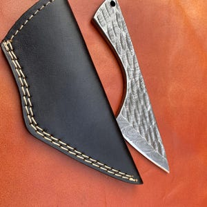 Handmade Damascus Steel Skinner Knife: Full Tang Blade, Leather Sheath