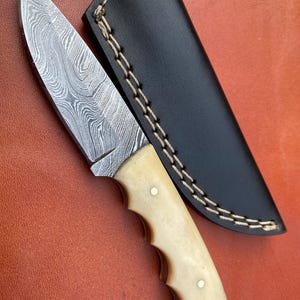Handgefertigtes Kürschnermesser aus Damaststahl: Griff aus Kamelknochen, Lederscheide