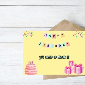 Puede incluir: Una tarjeta de felicitación de cumpleaños con fondo amarillo. La tarjeta presenta las palabras "HAPPY BIRTHDAY" en letras de banner coloridas. También se muestra un pastel rosa con velas y regalos envueltos. También se incluye el texto "¡¡ TE DESEO LO MEJOR !!!".