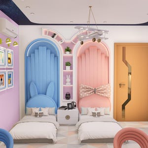 Puede incluir: Un dormitorio infantil con dos camas, una azul y otra rosa, cada una con cabeceros únicos. La cama azul tiene orejas de conejo y la cama rosa un lazo. Un avión decorativo cuelga del techo.