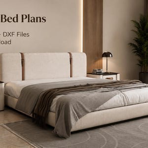 Könnte beinhalten: Modern Bed Plans PDF + DWG + DXF Files Instant Download. Ein niedriges Bett mit einem cremefarbenen Polsterkopfteil mit zwei vertikalen braunen Lederriemen, einer weißen Matratze und einer grauen Tagesdecke, flankiert von zwei Nachttischen.