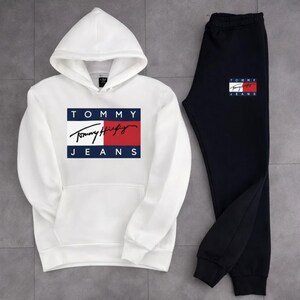 Conjunto de chándal unisex blanco y negro con capucha y joggers de polar con logotipo estampado unisex