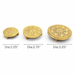 Chowki de latón artesanal: soporte para ídolo de Pooja con relieve floral