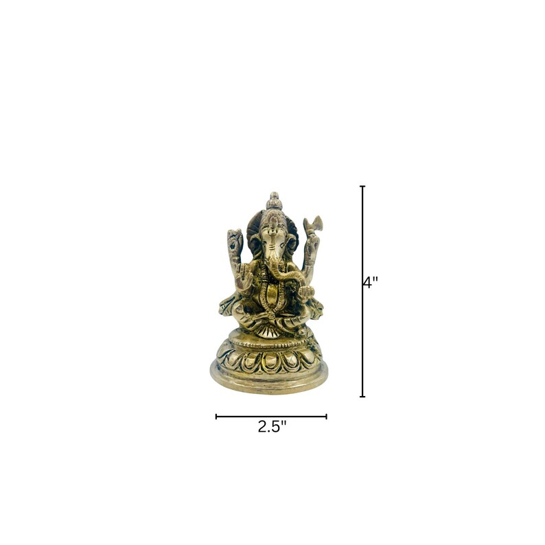 Puede incluir: Una estatua de color lat&oacute;n del dios hind&uacute; Ganesha, sentado sobre una base de flor de loto. La estatua mide aproximadamente 10 cm de alto y 6,35 cm de ancho. Ganesha est&aacute; representado con cabeza de elefante y m&uacute;ltiples brazos, sosteniendo varios objetos simb&oacute;licos.