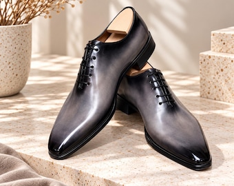 Scarpe eleganti da uomo, fatte a mano, in pelle grigia e nera sfumata, con lacci, perfette per occasioni formali e personalizzate.