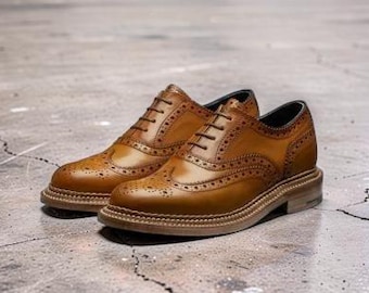 Zapatos Oxford Brogue Wingtip de cuero genuino marrón hechos a mano con triple suela para hombre.