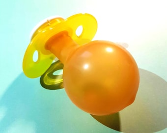 "Großer Latex Schnuller für Erwachsene ""Olive""."