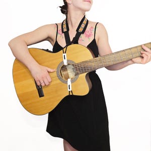Tracolla per chitarra classica stile cravatta: nera con motivo etnico rosso-giallo