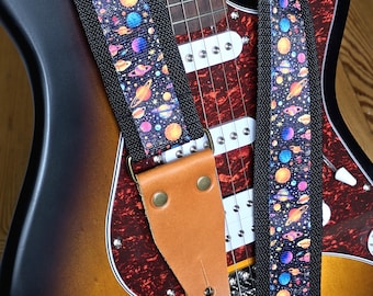 Correa de guitarra cósmica, diseño galáctico, extremos de cuero, soporte para púas