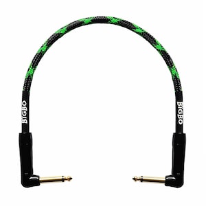 Op de afbeelding: Een zwart-groene gitaarkabel met goudkleurige connectoren. De kabel heeft een geweven patroon met groene accenten. De merknaam "BIGBO" is in het wit op de zwarte connectoren gedrukt.