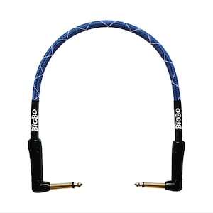 Op de afbeelding: Een blauw-witte gevlochten instrumentkabel met zwarte connectoren en goudkleurige uiteinden. De kabel heeft de tekst "BIGBO" in het wit gedrukt op de zwarte connectoren. De kabel is in een boogvorm gebogen.