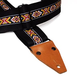 Correa de guitarra con patrón étnico y extremos de cuero, serpiente folklórica