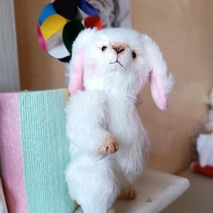 Cerise un petit lapin au corps moelleux, poupée en peluche lapin ours en peluche