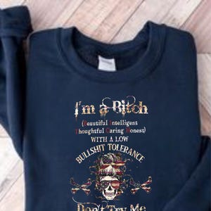 I am a Bitch Skull png, patriottische vrouw png, Sassy USA vlag schedel sweatshirtontwerp, vintage png, grappige bloemen vrouwen, meisjesstrik, png 4 juli
