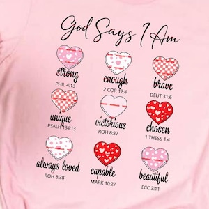 Dios dice que soy, diseño de camiseta para niñas, camiseta con texto en formato PNG, camiseta con versículo bíblico para niñas, camiseta cristiana para niñas, texto religioso en formato PNG, inspiración bíblica