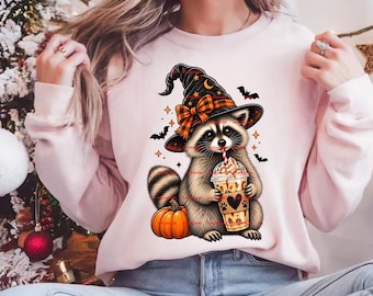ハロウィンのアライグマのコーヒーPNG、パンプキンスパイスラテのアライグマPNG、かわいい秋の動物のグラフィックPNG、秋のコーヒー好きのスウェットシャツ、不気味な季節