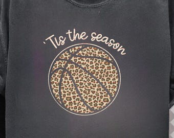 Het is tijd voor een basketbalshirt met luipaardprint! Sportief PNG-bestand, trendy cadeau voor moeders die van basketbal houden, T-shirt voor sportmoeders, perfect voor de feestdagen en wedstrijddagen.