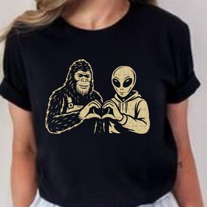 Alien Heart Hands and Bigfoot Svg Plik Png, Cryptid Funny Friend Shirt Png, Dzieci, Naklejki szkolne, Plik Svg, Plik Png, Mama, Tata, Modny prezent