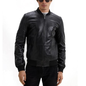 Chaqueta de cuero negra para hombre, hecha a mano, de piel de oveja auténtica y estilo bomber. Estilo moderno para motociclistas de Urban Luxe.