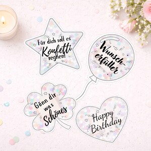 Pu&ograve; includere: Quattro adesivi decorativi a forma di stella, palloncino, quadrifoglio e cuore. Ogni adesivo ha un bordo bianco e contiene coriandoli. La stella dice "F&uuml;r dich soll es Konfetti reghen!". Il palloncino dice "Wunscherf&uuml;ller". Il quadrifoglio dice "G&ouml;nn dir was Sch&ouml;nes". Il cuore dice "Happy Birthday".