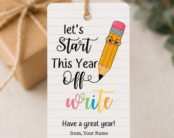 Könnte beinhalten: Ein rechteckiger Geschenkanhänger mit weißem linierten Papierhintergrund, verziert mit einem gezeichneten Bleistift mit Brille und dem Text: let's Start This Year Offe write, Have a great year! from, Your Name. Der Anhänger hängt an einer braunen Schnur.