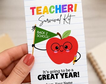 Könnte beinhalten: Ein rechteckiges weißes Geschenkanhänger-Schild mit blauen horizontalen Linien wie auf Notizpapier. Es zeigt den Text TEACHER! Survival Kit, einen roten Apfel mit Brille, der eine grüne Flagge mit der Aufschrift BACK 2 SCHOOL! hält, sowie den Text It's going to be a GREAT YEAR! from, Your Name.