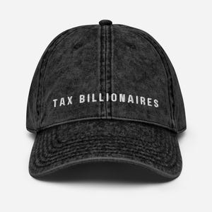 Könnte beinhalten: Schwarze Vintage-Baseballkappe aus gewaschenem Denim mit weiß gesticktem Text "Tax Billionaires".