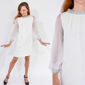 1960er Jahre kurzes weißes Brautkleid | Silber Trim Sheer Ärmel Mini Kleid, Small