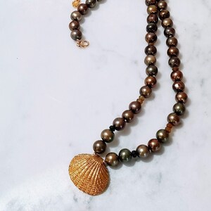 Mermaid Necklace, Sea Shell Necklace, Pearl Necklace w Sea Shell Pendant, Beach Vibe Jewelry, Mothers Day Gift, Coastal Grandma Jewelry
