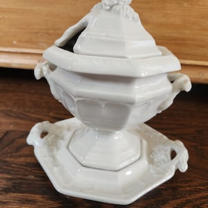 Circa 1960s Red Cliff China Ironstone Soup or Gravy Tureen With Lid and Underplate, 3 piece set