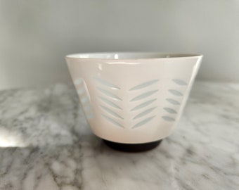 Rice Porcelain Friedl Holzer-Kjellberg Medium Bowl for Arabia, Made in Finland, Free Shipping