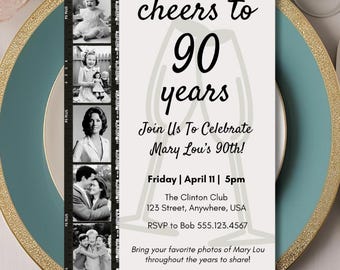 Puede incluir: Una tarjeta de invitación blanca con texto negro y un collage de fotos de una mujer a diferentes edades. El texto dice "Cheers to 90 years. Join us to celebrate Mary Lou's 90th! Friday | April 11 | 5pm The Clinton Club 123 Street, Anywhere, USA RSVP to Bob 555.123.4567 Bring your favorite photos of Mary Lou throughout the years to share!"