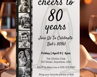 Peut inclure: Une carte d'invitation avec le texte "cheers to 80 years" et une série de photos en noir et blanc. L'invitation comprend les détails de l'événement : date, heure, lieu et informations RSVP. La carte est posée sur une table avec des assiettes et des verres à vin.
