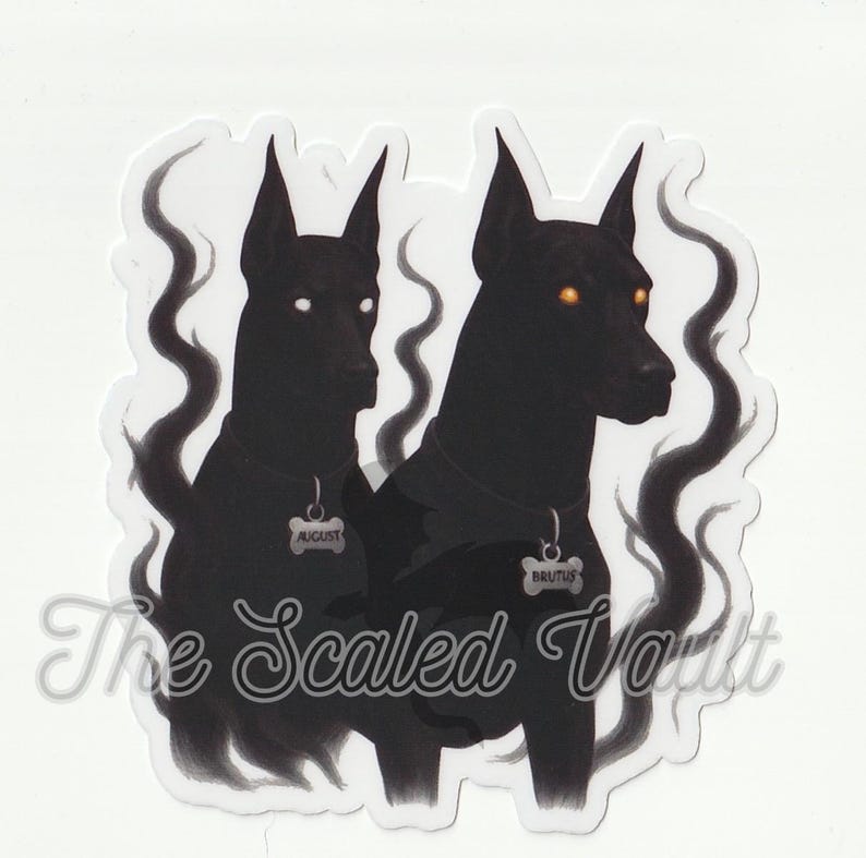 Peut inclure: Autocollant repr&eacute;sentant deux chiens noirs aux yeux brillants. Chaque chien porte une &eacute;tiquette avec un nom : "August" et "Brutus". Les chiens sont plac&eacute;s sur un fond blanc avec des accents tourbillonnants et enfum&eacute;s. Le texte "The Scaled Vault" est en bas.