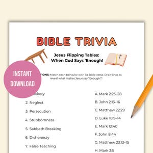 Puede incluir: Un juego de trivia bíblica imprimible con el título "Bible Trivia" en rojo y naranja. El juego incluye preguntas sobre Jesús y versículos bíblicos coincidentes. Un círculo rosa con "Descarga instantánea" está a la izquierda. Un lápiz naranja está a la derecha.