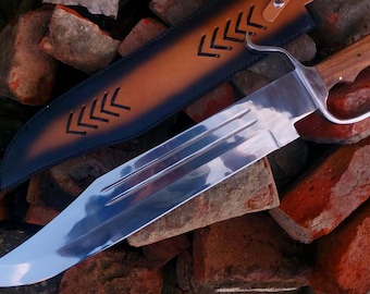 Faca Bowie grande com guarda em D, ideal para presentear o marido no aniversário de casamento, o filho na formatura ou os padrinhos de casamento. Faca personalizada feita à mão.