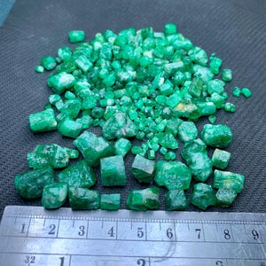 Surowy szmaragd o najlepszym zielonym kolorze do kabrioletu, kryształy szmaragdowe o szlifie surowym 400 karatów (rozmiary 2-6 karatów), szmaragd z kopalni Swat w Pakistanie