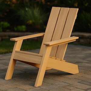 Peut inclure: Une chaise Adirondack en bois clair avec un dossier à lattes et des accoudoirs. La chaise est en bois clair et est conçue pour une utilisation en extérieur. La chaise est posée sur un patio en briques.