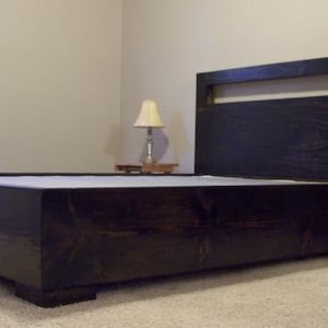 Może przedstawiać: Zestaw trzech ceramicznych kubków z nakrapianym, matowym wykończeniem. Kubki są w odcieniach kremowym, jasnoszarym i ciemnoszarym. Każdy kubek ma prosty, minimalistyczny design.