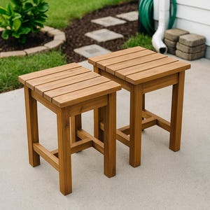 Op de afbeelding: Een set van drie keramische mokken met een gespikkelde, matte afwerking. De mokken zijn in crème, lichtgrijs en donkergrijs. Elke mok heeft een eenvoudig, minimalistisch ontwerp, perfect voor koffie of thee.