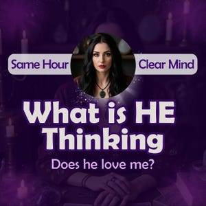 以下が含まれることがあります： 紫色の背景にろうそくが置かれた前で、黒髪で赤い口紅をつけた女性が座っている。画像には「What is HE Thinking」と「Does he love me?」というテキストが白い文字で書かれている。「Same Hour」と「Clear Mind」というテキストが白い長方形に白い文字で書かれている。