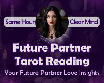 Può includere: Una donna con lunghi capelli neri è seduta a un tavolo con candele e carte dei tarocchi. Il testo "Future Partner Tarot Reading" è scritto in lettere bianche su uno sfondo viola. Il testo "Your Future Partner Love Insights" è scritto sotto in lettere bianche su uno sfondo viola.