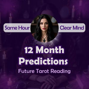 Pode incluir: Uma mulher com cabelo comprido e escuro senta-se a uma mesa com velas e cartas de tarô. O texto na imagem diz "Same Hour", "Clear Mind", "12 Month Predictions", e "Future Tarot Reading".