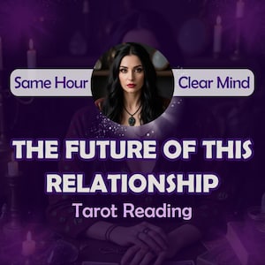 Op de afbeelding: Een vrouw met lang zwart haar en donkere ogen zit voor een paarse achtergrond met kaarsen. De tekst "The Future of This Relationship Tarot Reading" staat in witte letters op de afbeelding.