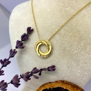 14K Gold Interlocking Circle Necklace: Personalized Family Name Pendant