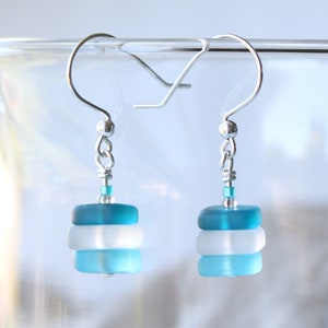 Peut inclure: Boucles d'oreilles pendantes en argent avec trois perles carrées superposées dans des tons de bleu et de blanc.